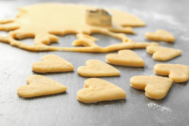 Preparação de biscoitos de manteiga na mesa