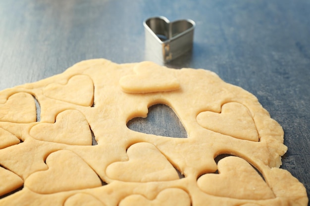 Preparação de biscoitos de manteiga na mesa