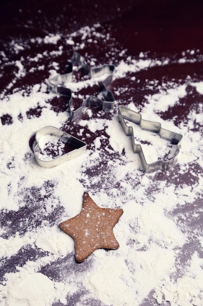 Foto preparação de biscoitos de natal no balcão da cozinha