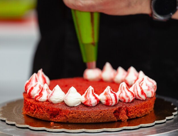 Preparação de bolo de veludo vermelho.