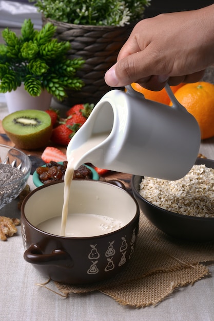 Preparação de café da manhã com flocos de aveia