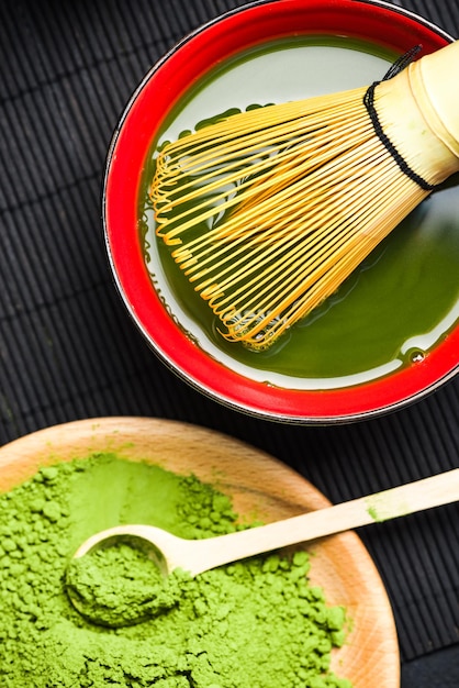 Preparação de chá verde matcha