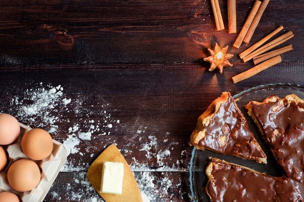 Preparação de chocolate charlotte ou bolo com ingredientes plana colocar cópia espaço