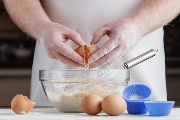 Preparação de comida de ovos