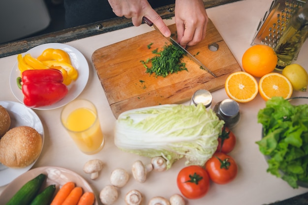 Preparação de comida saudável para jovem vegano