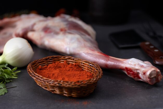 Preparação de cordeiro cru para açougue. medio cordero preparado para cocinar