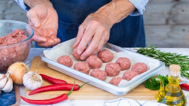 Preparação de costeletas de carne bovina e suína crua em casa