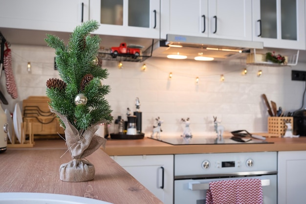 Preparação de decoração de cozinha de natal para férias em família luz de fada enfeite de árvore de natal vermelho veado engraçado no fogão de armários clima de comemoração véspera de ano novo