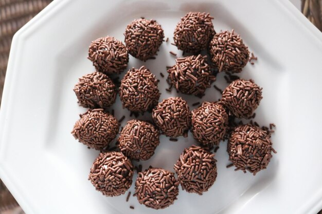 Foto preparação de doces brasileiros brigadeiro para festas de aniversário