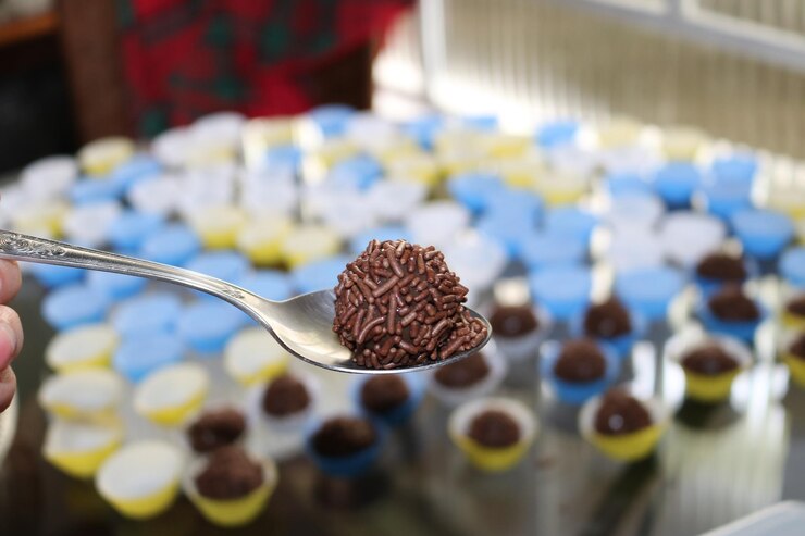 Foto preparação de doces brasileiros brigadeiro para festas de aniversário