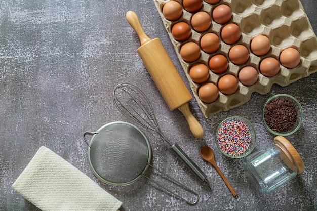 Preparação de equipamento de fundo de bolo ovos frescos e farinha de bolo com utensílios de cozinha para bolos