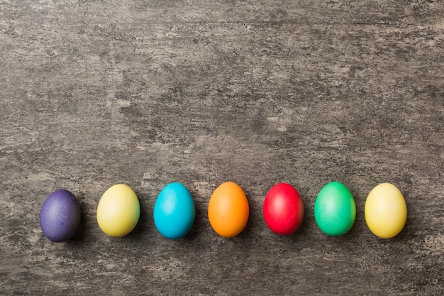 Preparação de férias Ovos de páscoa de várias cores em fundo colorido Conceito de férias de ovos de páscoa de cor pastel com espaço de cópia