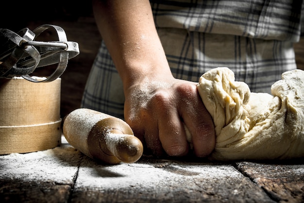 Preparação de massa com ferramentas.