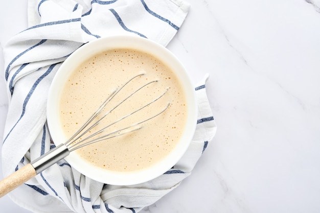 Preparação de massa para panquecas caseiras no café da manhã. ingredientes na mesa