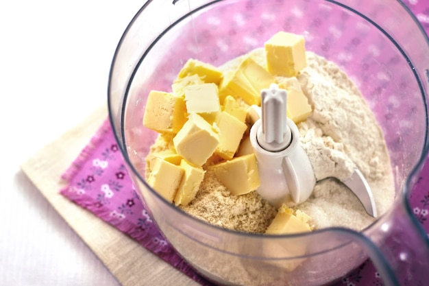 Preparação de massa quebradiça para torta doce