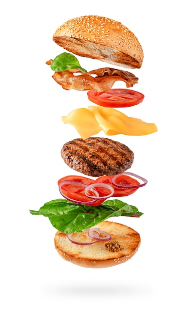Preparação de maxi hambúrguer com ingredientes voadores isolados em branco