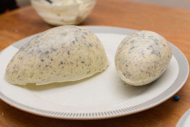 Preparação de ovos de páscoa de chocolate branco com pedaços de biscoito