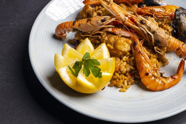 Preparação de paella valenciana em estúdio