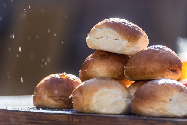 Preparação de pães empilhados de hambúrgueres caseiros