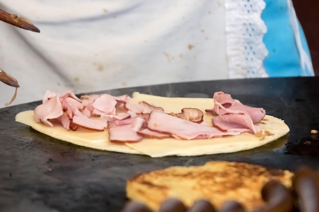 Preparação de pão pita com carne