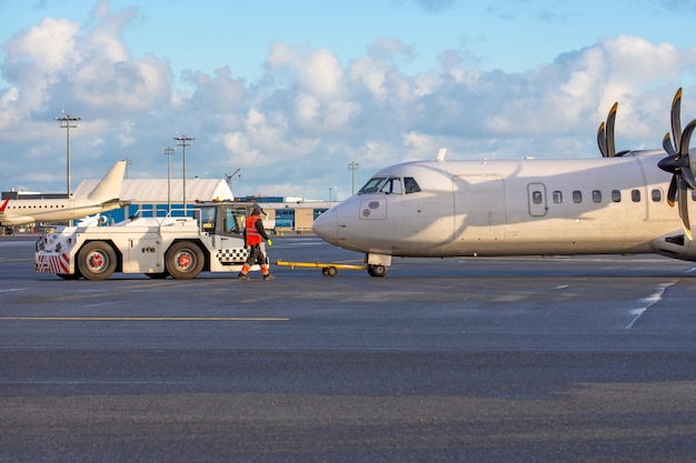 Foto preparação de partida do motor do aeroporto de reboque de aeronave turboélice
