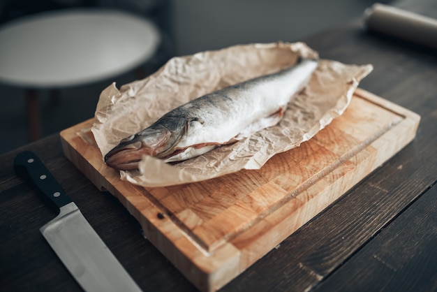 Preparação de peixe fresco na tábua, closeup