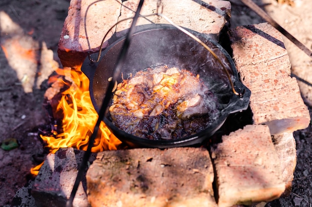 Preparação de pilaf armênio radicional em um caldeirão em fogo aberto.