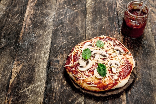 Foto preparação de pizza com ingredientes naturais