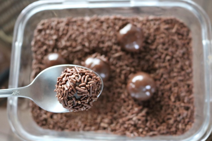 Foto preparação de receita de doces brasileiros brigadeiro