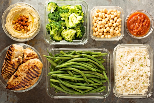 Preparação de refeição de frango grelhado com arroz cozido