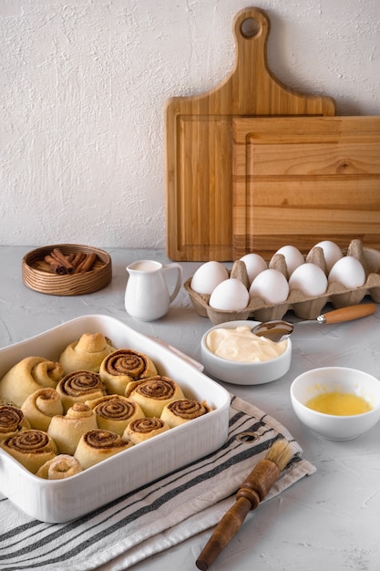 Preparação de rolos de canela caseira fresca padaria