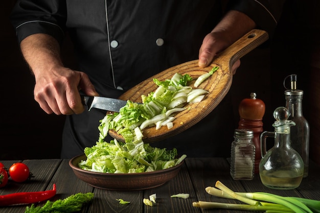 Preparação de salada de repolho napa chef