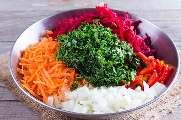 Foto preparação de salada fresca