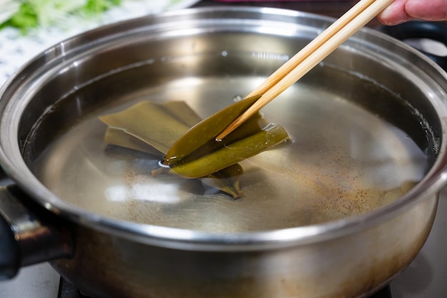 Preparação de sopa de alga marinha Shabu-shabu