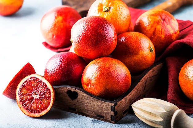 Preparação de suco de laranja Laranjas vermelhas sangrentas no lugar de foco seletivo de fundo de mesa de cozinha cinza para texto