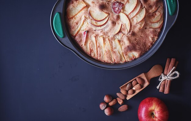 Preparação de torta de maçã em casa. Doces caseiros com maçãs e nozes. Sobremesa doce de maçãs assadas.