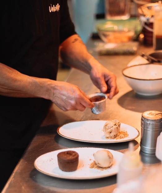 Preparação de um coulant de chocolate com gelado de baunilha