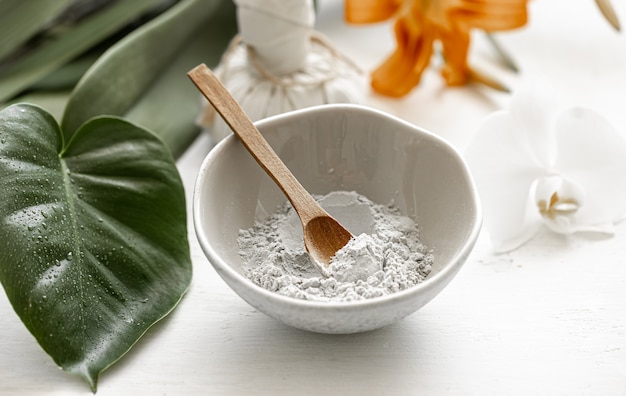 Preparação de uma máscara cosmética a partir de ingredientes naturais, cuidados com a pele facial em casa ou em um salão de spa.