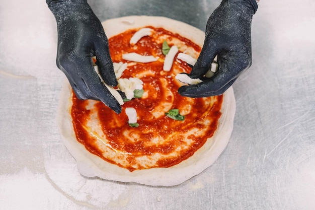 Preparação de uma pizza caseira de estilo italiano por um especialista