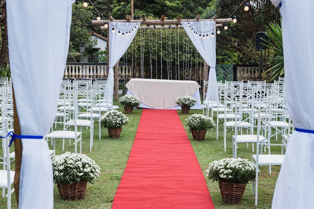 Preparação do altar do casamento para o tapete vermelho da celebração do casamento