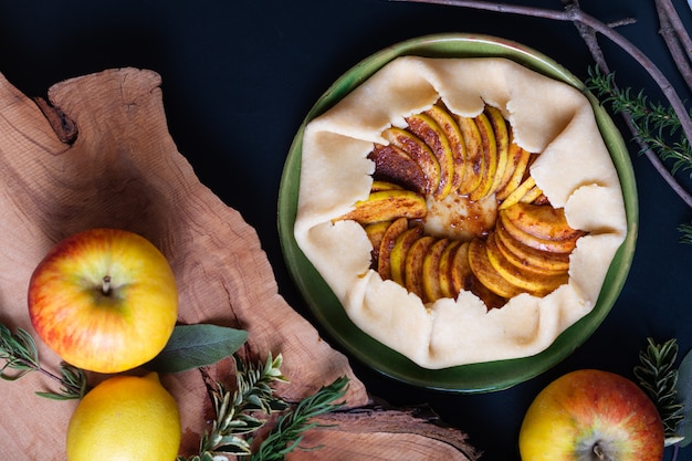 Preparação do conceito de comida para torta amanteigada caseira de maçã orgânica galette