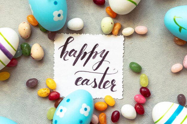 Preparação do conceito de feliz páscoa para inscrição de ovos de páscoa de férias letras de páscoa feliz chocolate chocolate...