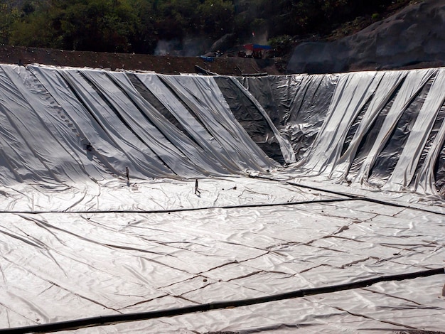 Preparação do solo para aterro sanitário na TPA Piyungan Yogyakarta, Indonésia