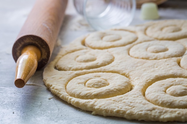 Preparação para assar rosquinhas deliciosas e caseiras