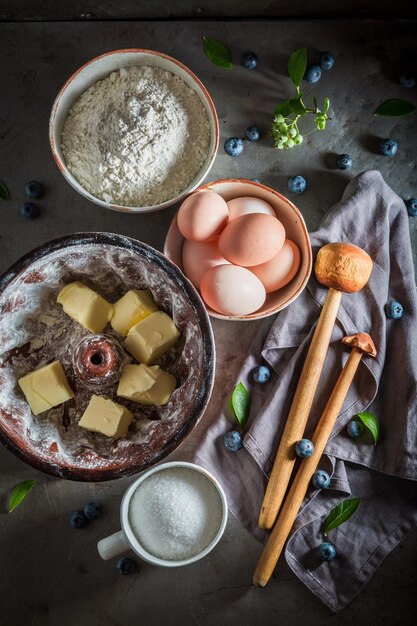 Preparação para bolo delicioso e fresco com mirtilos