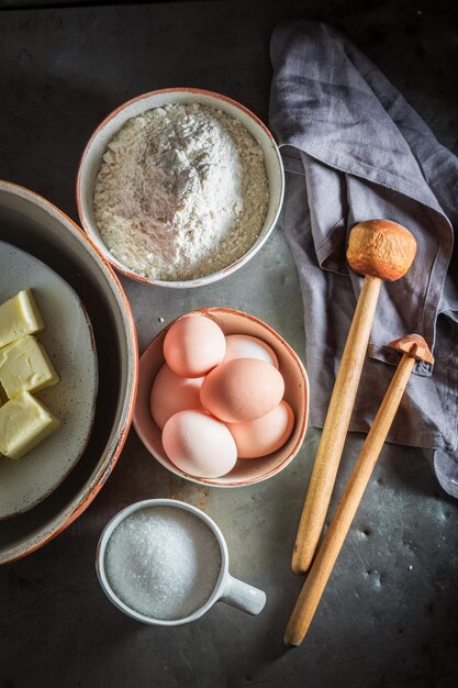 Preparação para bolo saboroso e doce com bagas azuis