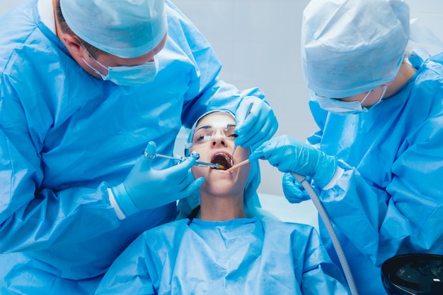 Preparação para cirurgia dentária. anestesia. tecnologias modernas