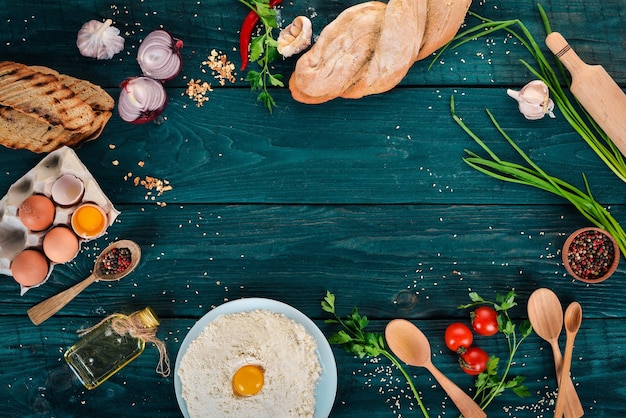 Preparação para cozinhar comida saudável vista superior em um fundo de madeira copie o espaço