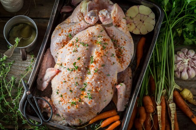 Preparação para frango saboroso grelhado com alho e cenoura