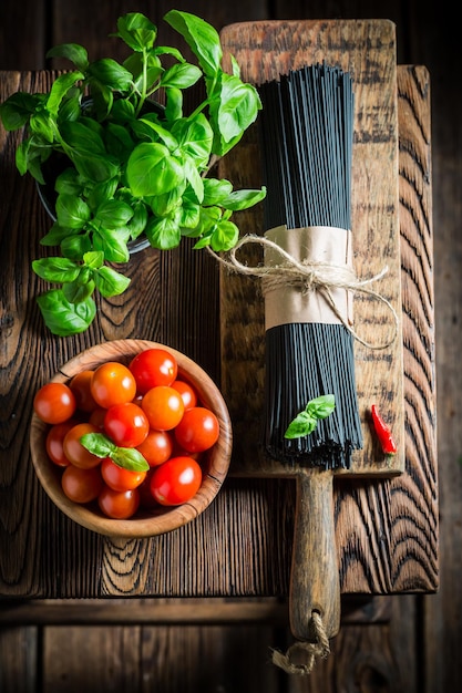 Preparação para ingredientes para espaguete com tomate e manjericão